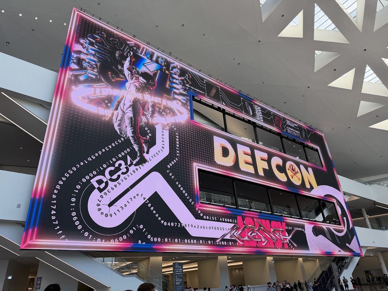 DEF CON 34のメインサイネージ
