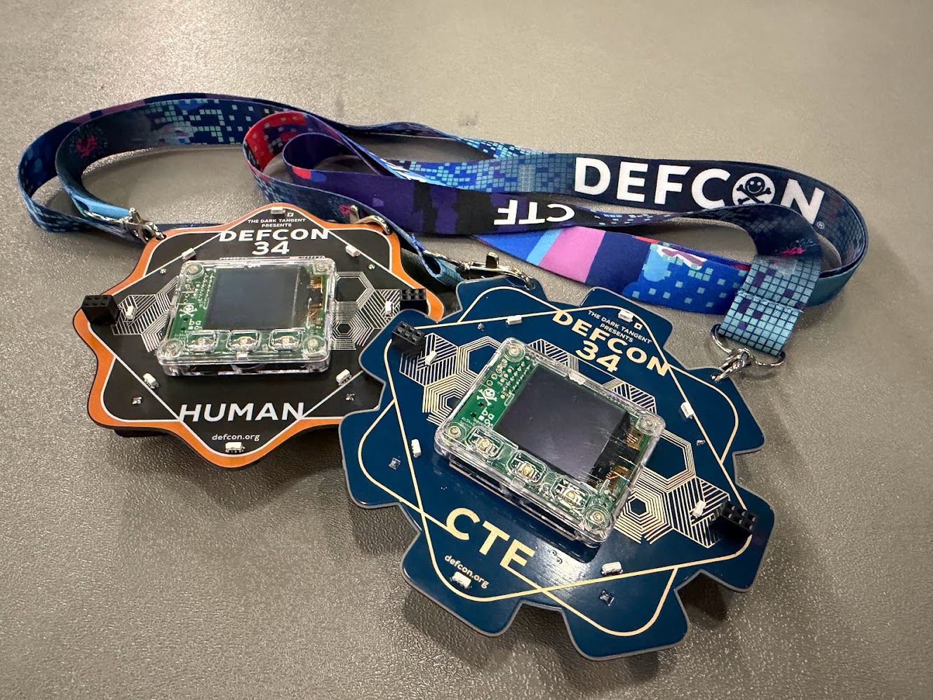 DEF CONの一般参加者用バッジ(Human)とDEF CON CTF Finalsの競技者用バッジ