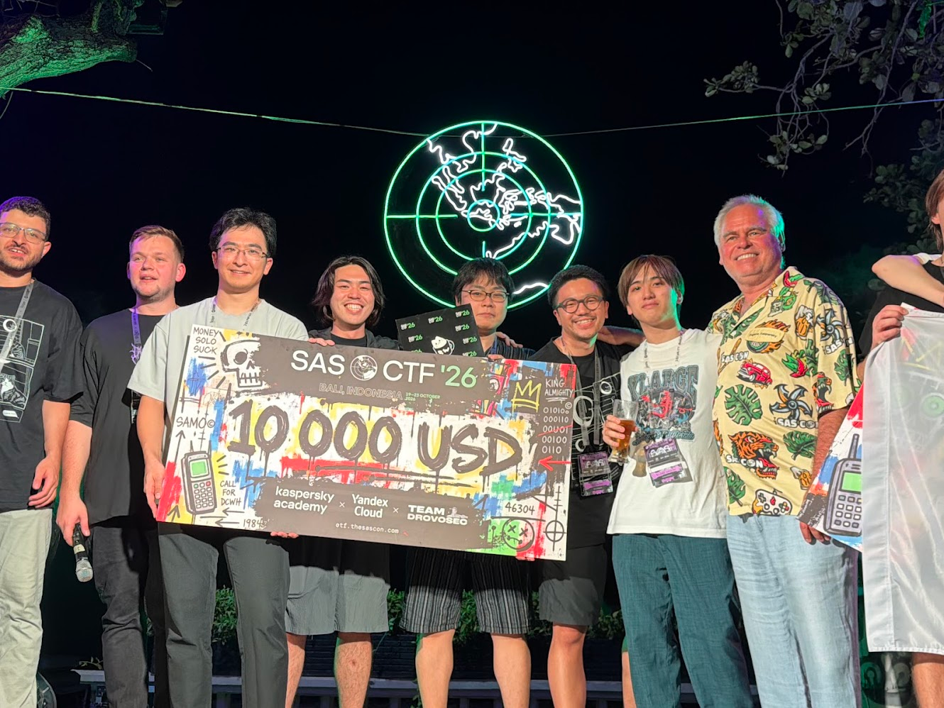 SAS CTF 2026 Finalsで優勝し、賞金$10,000のパネルを掲げるBunkyoWesterns